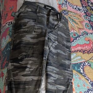 Womens Cropped Army Color Express Pants New With Tags Never Worn.